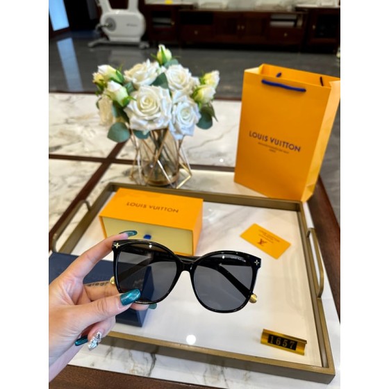 LV Round Sunglasses (Black/Gold)
